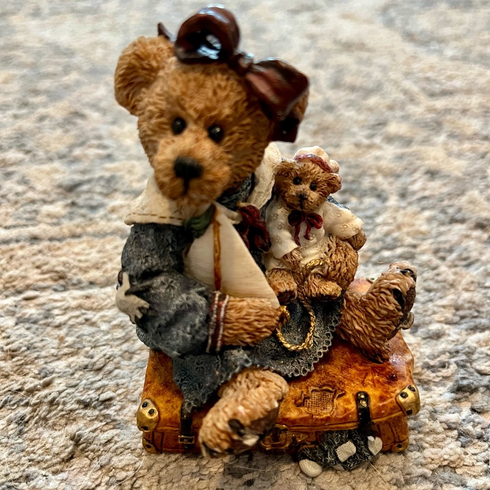 Boyds Bears and Friends Bearstone Collection Bailey Bear With Suitcase